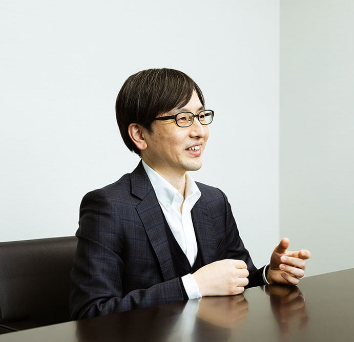 写真:松岡さんのインタビューカット01