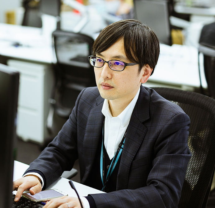 写真:松岡さんのインタビューカット02