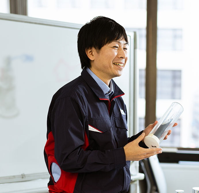 写真:冨田さんのインタビューカット02