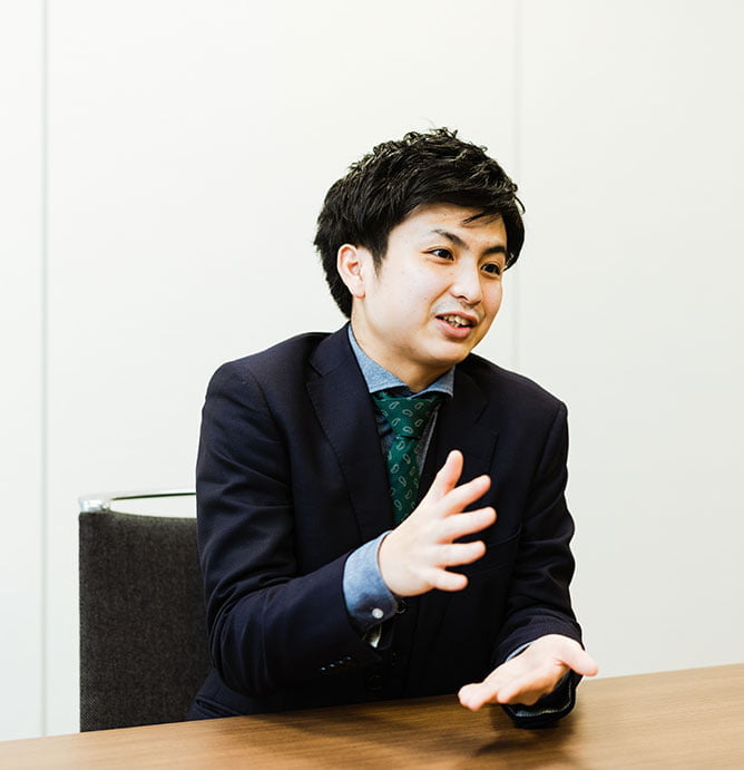 写真：下本さんのインタビューカット01