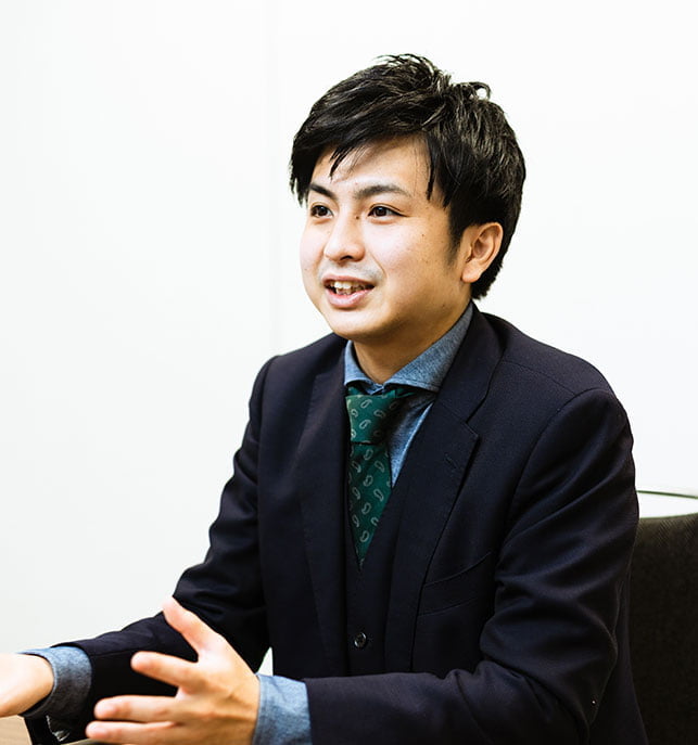 写真：下本さんのインタビューカット02