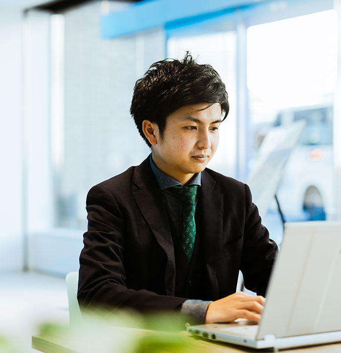 写真：下本さんのインタビューカット04