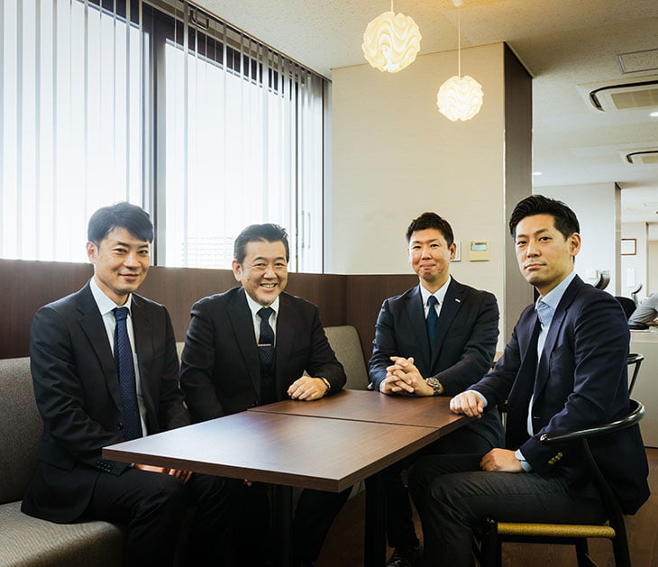 写真:笑顔の4人