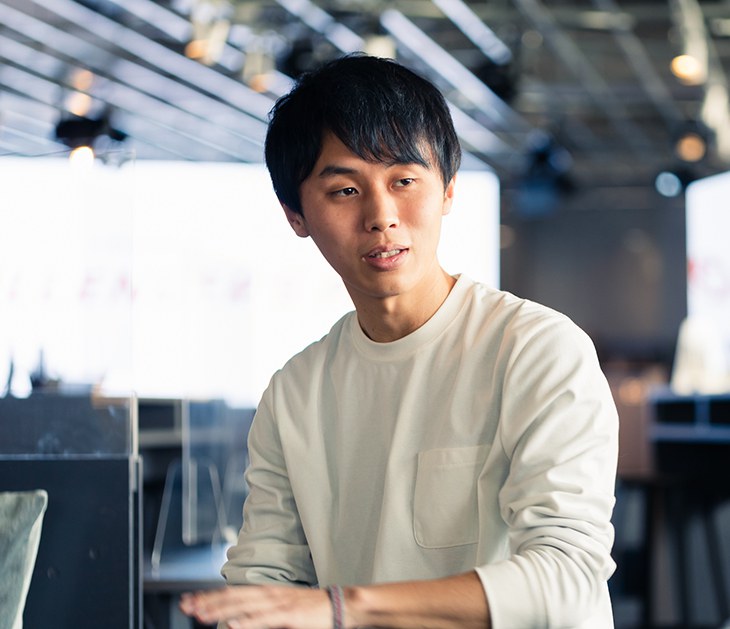 写真：桑原さんのインタビューカット01