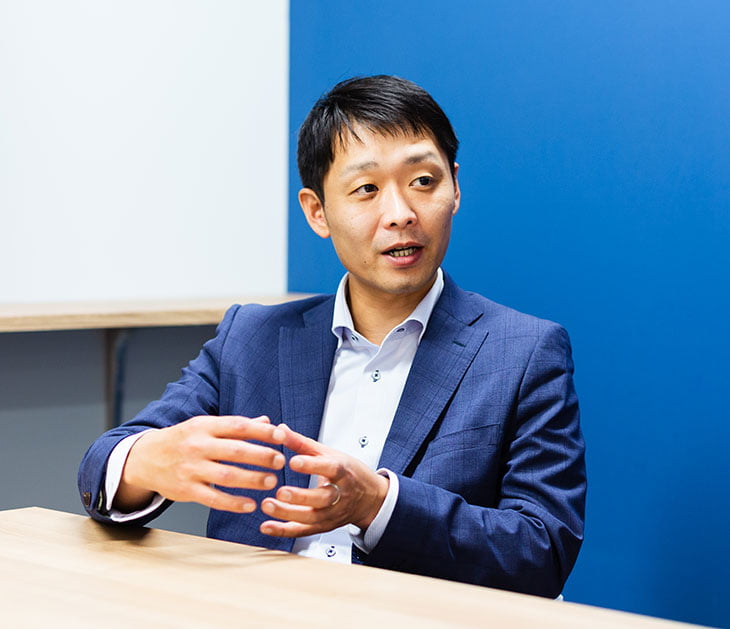 写真:安藤さんのインタビューカット01