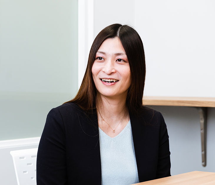 写真:岩﨑さんのインタビューカット01