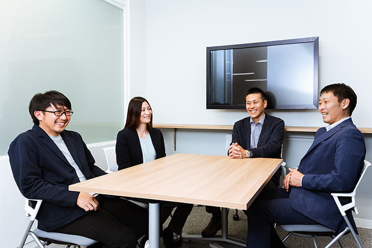 写真:笑顔で会話する4人