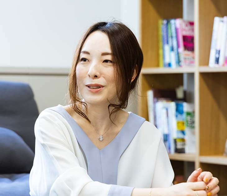 写真：成松さんのインタビューカット01