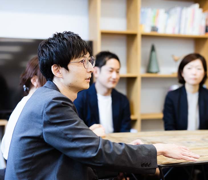 写真：前田さんのインタビューカット01