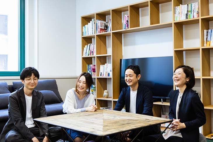 写真：笑顔で会話する4人