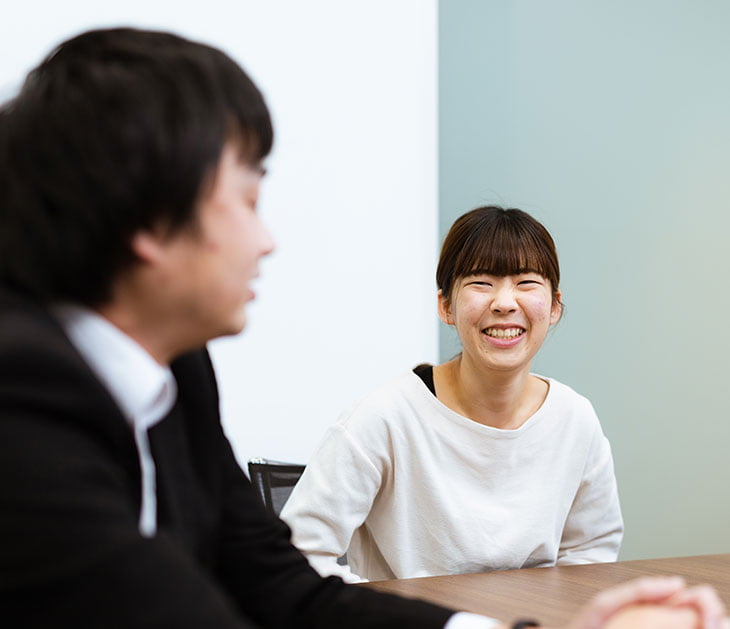 写真:渡辺さんのインタビューカット02