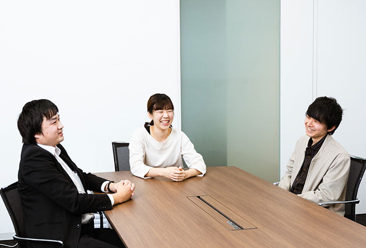 写真:笑顔で会話する3人