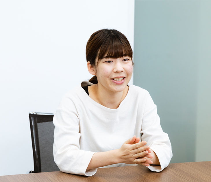 写真:渡辺さんのインタビューカット01