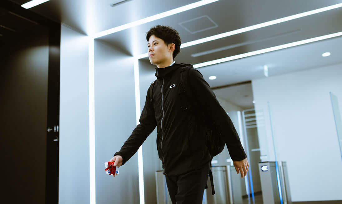 写真：運動着の男性