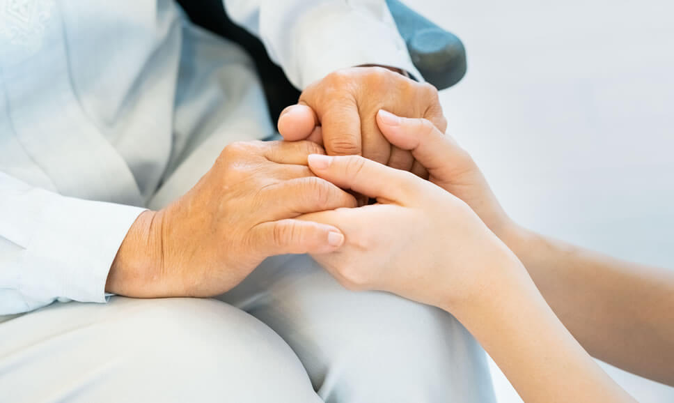 写真：お年寄りに寄りそう手