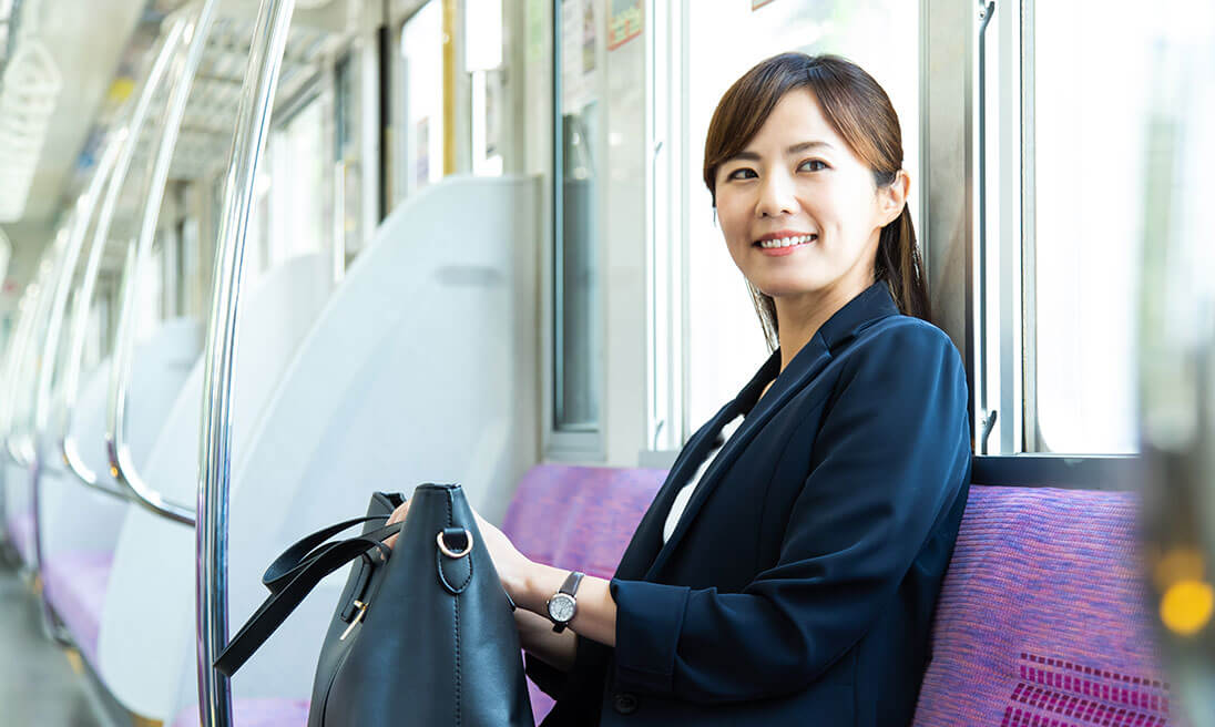 写真：通勤する女性